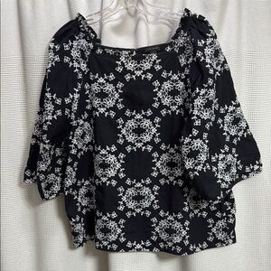 Ann Taylor Embroidered top Back/white SZ L summer classic floral cotton crisp